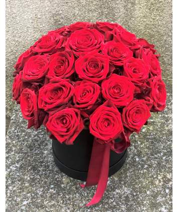 25 raudonos rožės dėžutėje